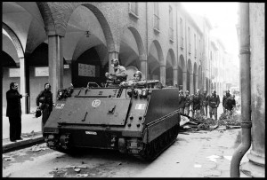 Carri armati in via Zamboni a Bologna, Foto Ernesto Fabbiani – ANSA